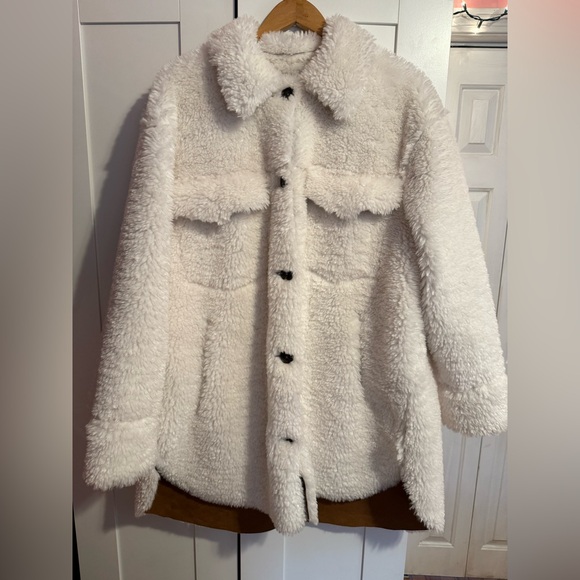 Free People oversized faux fur teddy jacket. Size Large. Worn once. - Picture 3 of 13